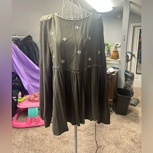 Entro olive green blouse with embroidered design. Ties in back. Size large